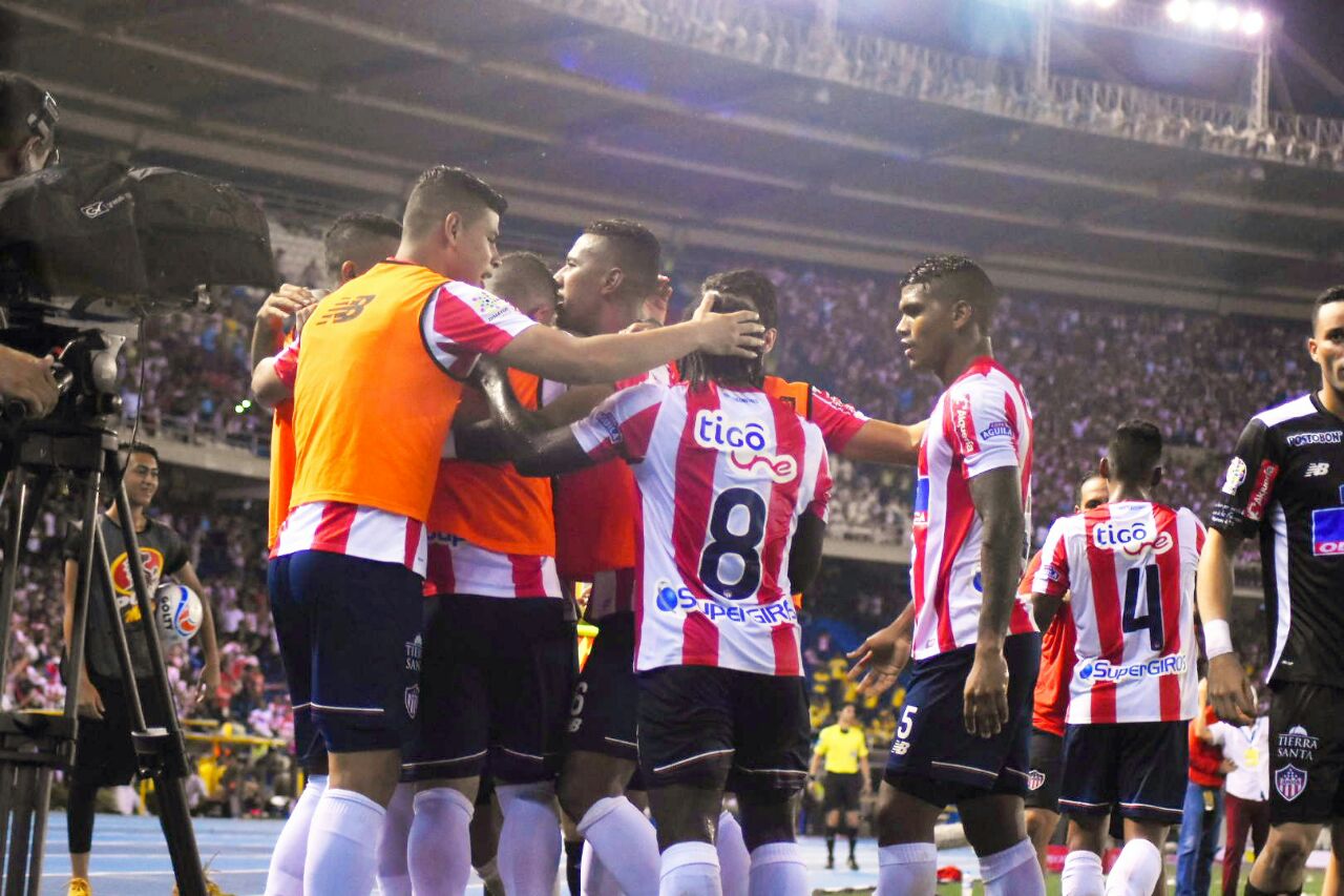 Jugadores del Junior festejan el primer gol de la noche.