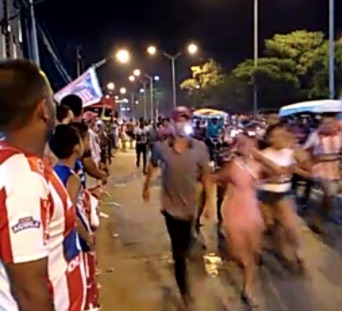 La 'juniormanía' celebrando en el bulevar de Simón Bolívar.