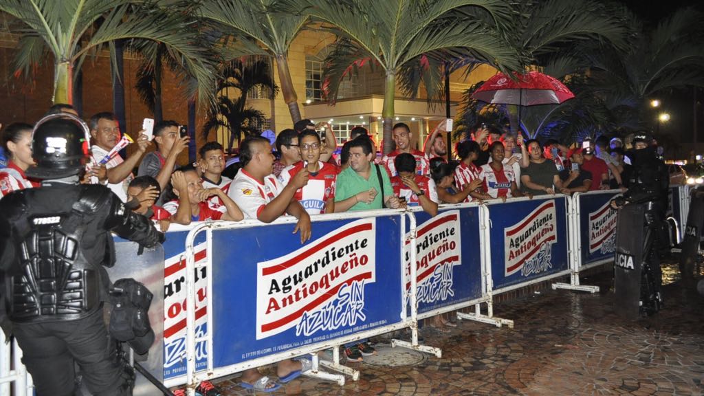 Hinchas esperando en el lugar del hospedaje 'tiburón'.