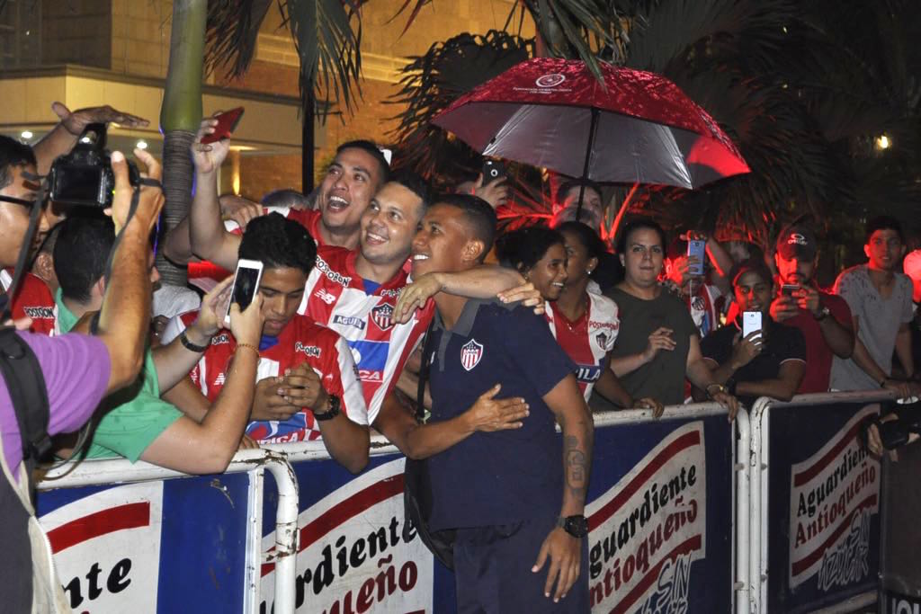La 'selfie' de jugadores con aficionados.