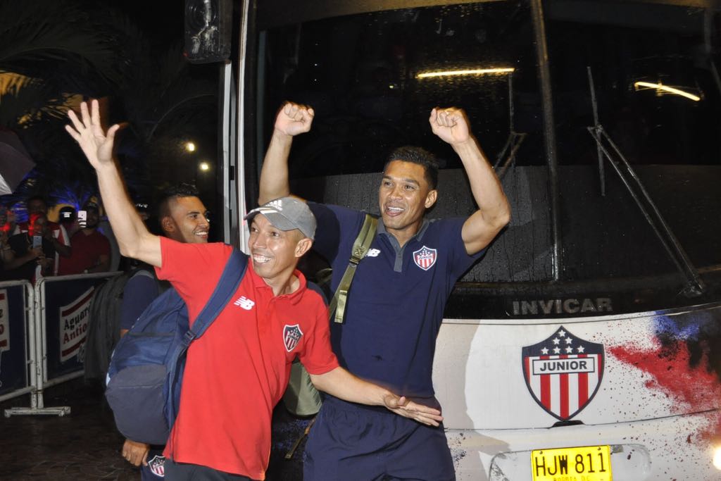 Jugadores saludando a los hinchas a la llegada al hotel.