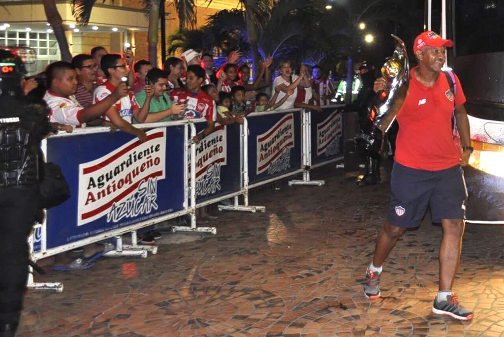 Los utileros también exhibieron el trofeo de la Copa Águila.