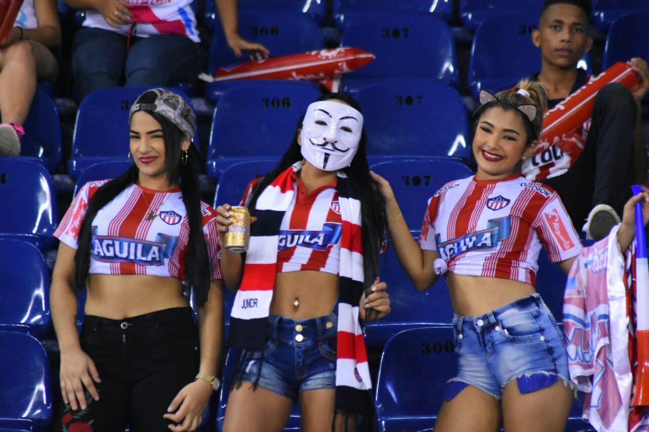 Jóvenes respaldando al equipo.