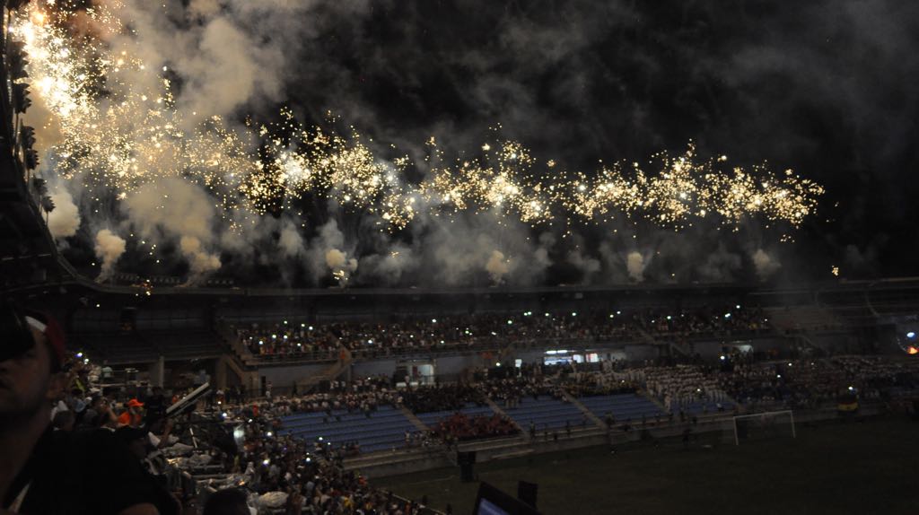 Al final, los fuegos artificiales embellecieron el cielo de Santa Marta.