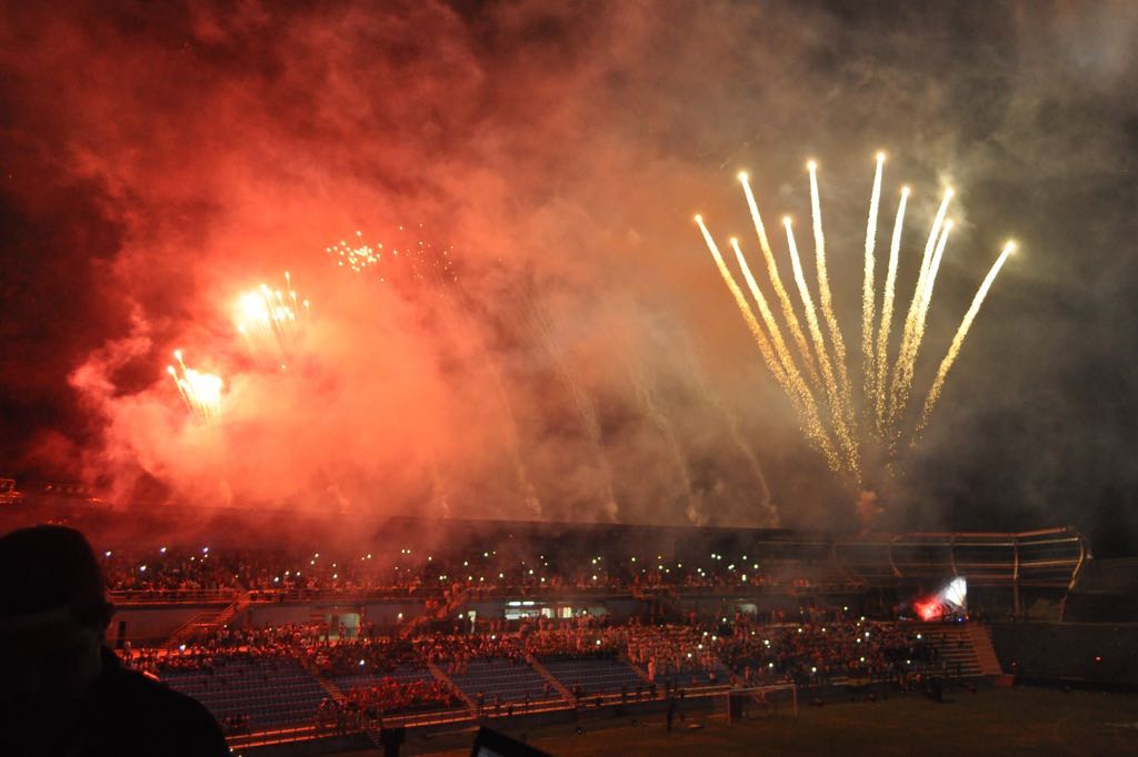 Imponente las luces de los fuegos artificiales al cierre de la ceremonia.