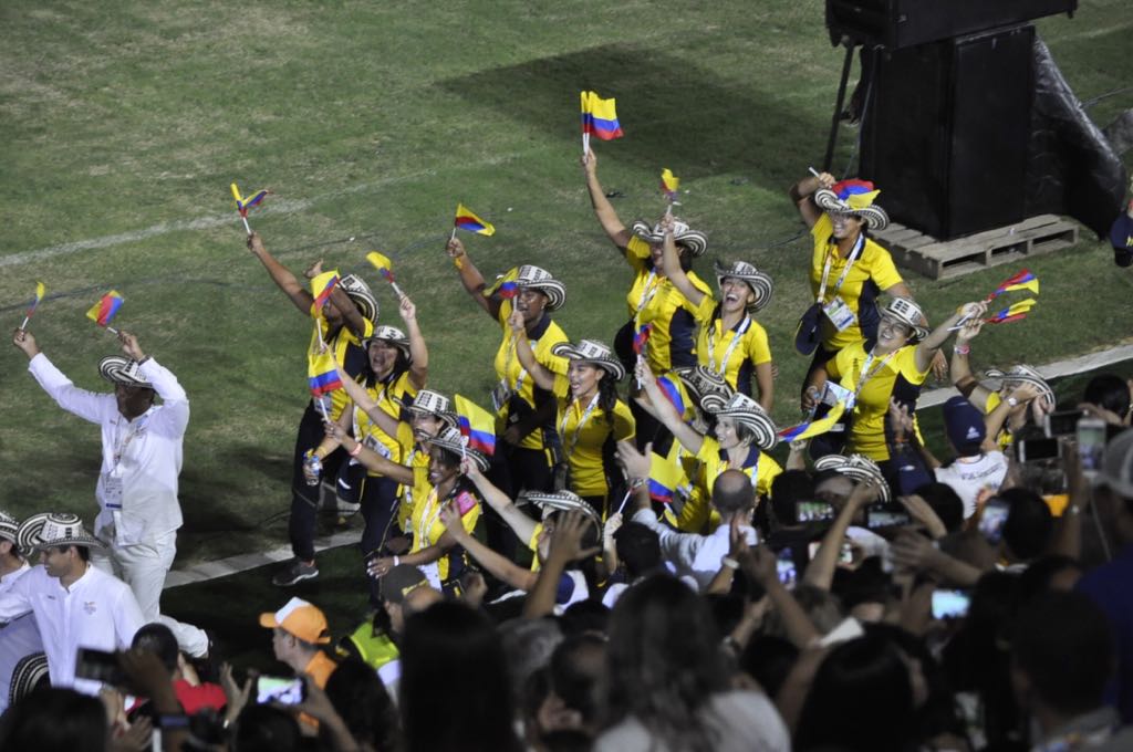 La delegación colombiana desfilando y luciendo el sombrero vueltiao.