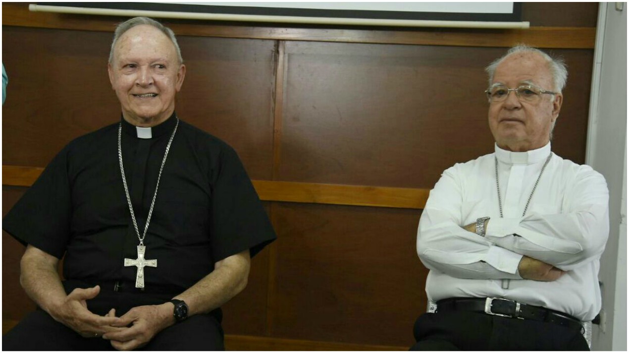 El Arzobispo de Barranquilla, monseñor Jairo Jaramillo, y monseñor Víctor Tamayo, obispo auxiliar de Barranquilla, durante la rueda de prensa este martes.
