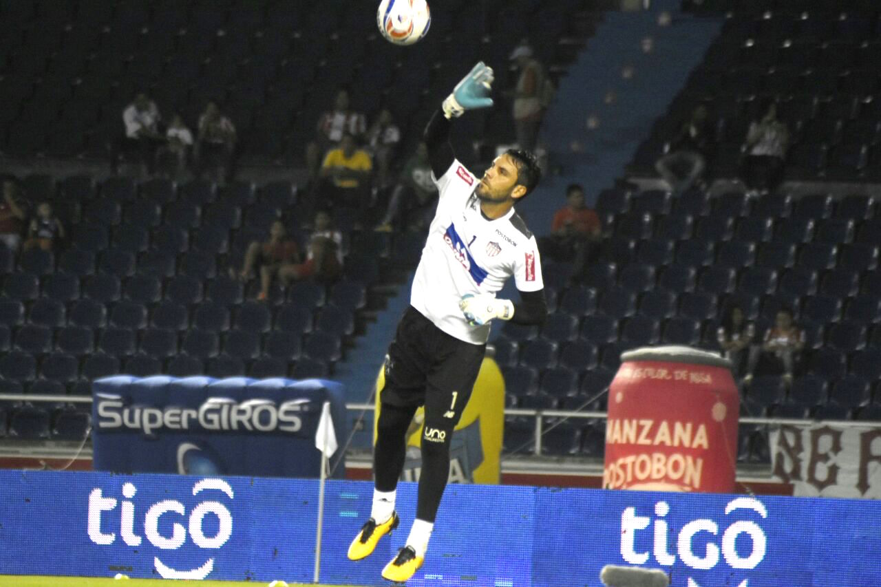 El arquero y capitán juniorista, Sebastián Viera, en el calentamiento previo.