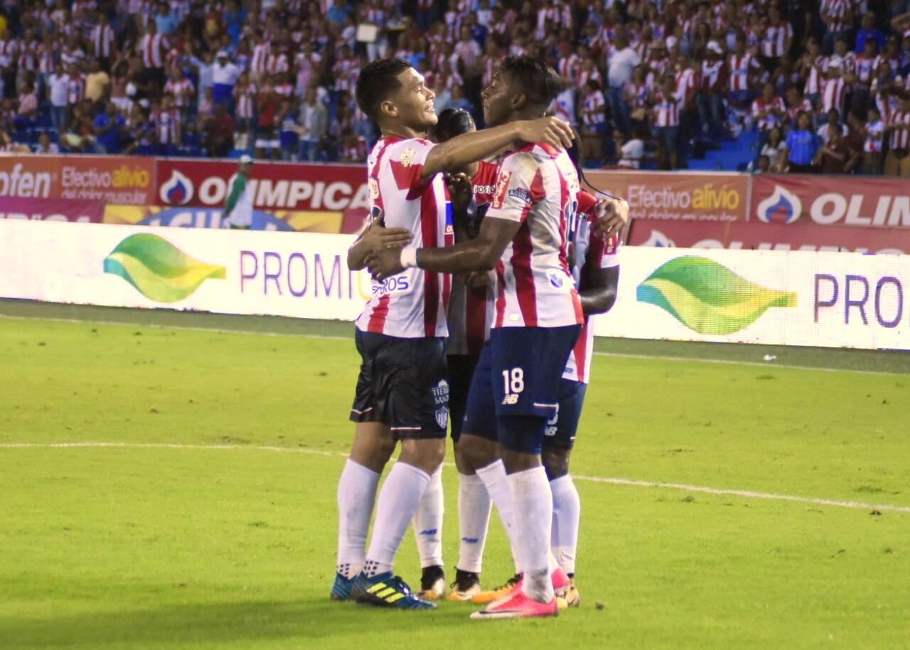 Celebración juniorista del primer gol anotado por Yimmi Chará.