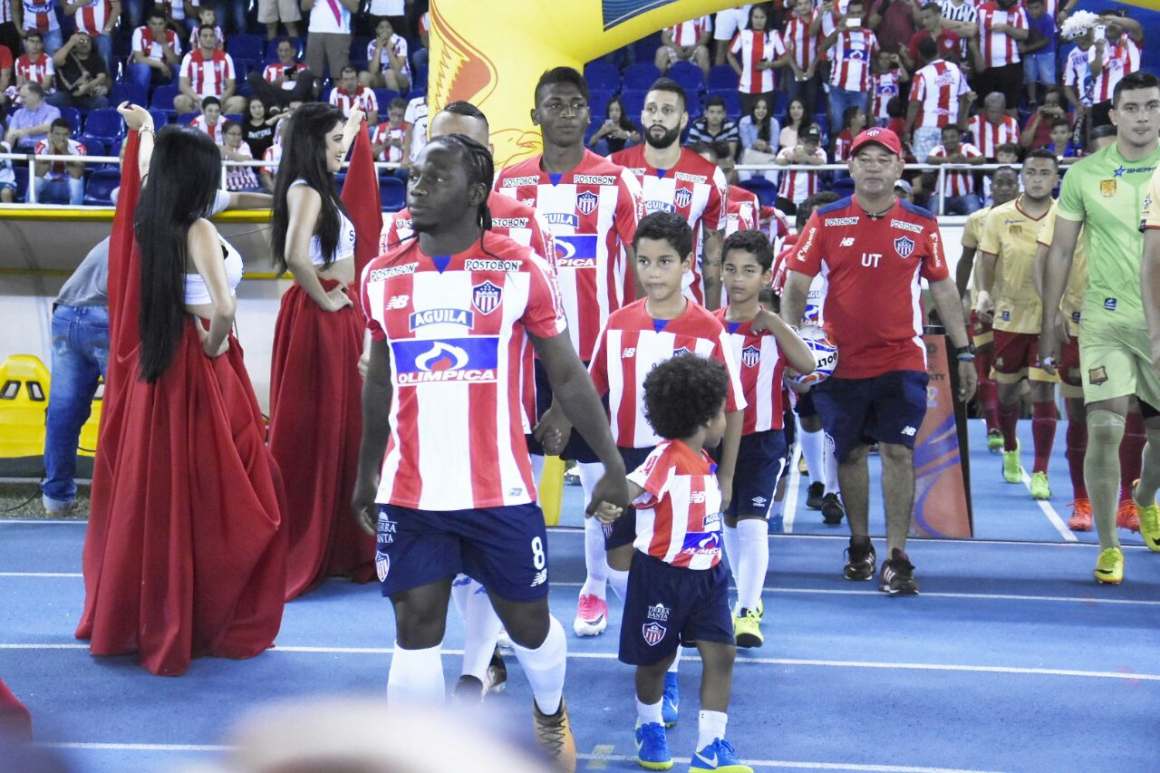 Salida de los equipos al gramado del Metropolitano.
