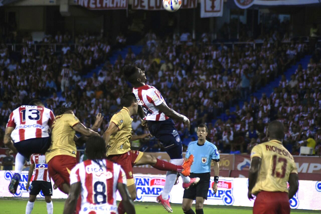 Yony González cabecea en el área rival.