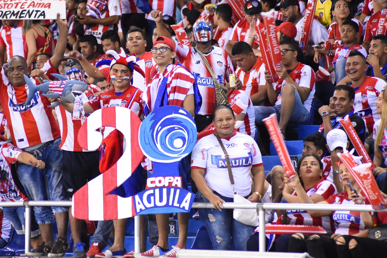 Afición juniorista acompañando al equipo.