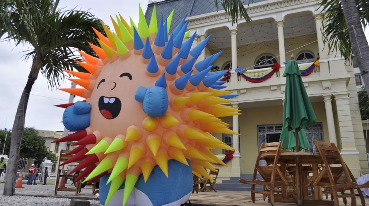 La mascota de los Juegos Bolivarianos adorna la entrada de la Casa Colombia.