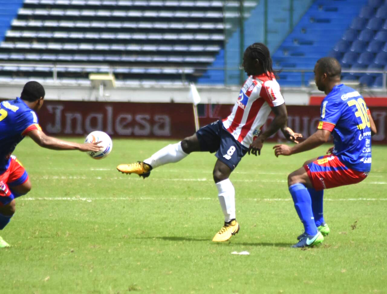 Yimmi Chará domina el balón frente a Luis Payares.