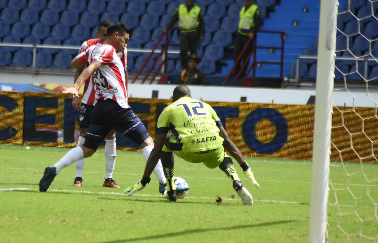 El arquero Andrés Mosquera neutraliza un ingreso de Teófilo Gutiérrez.