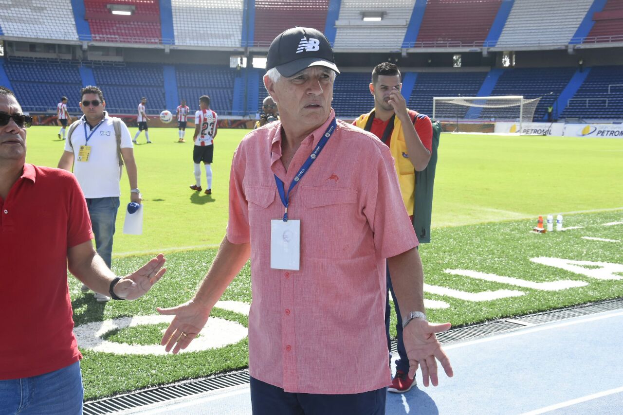 El técnico juniorista reclamando la presencia de los visitantes que se negaban a salir.