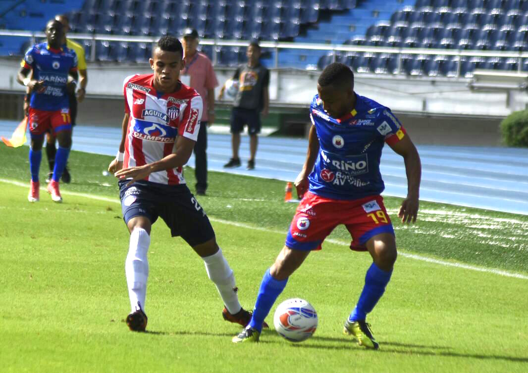 El atacante Luis Díaz enfrentando la marca de Yonni Hinestroza.