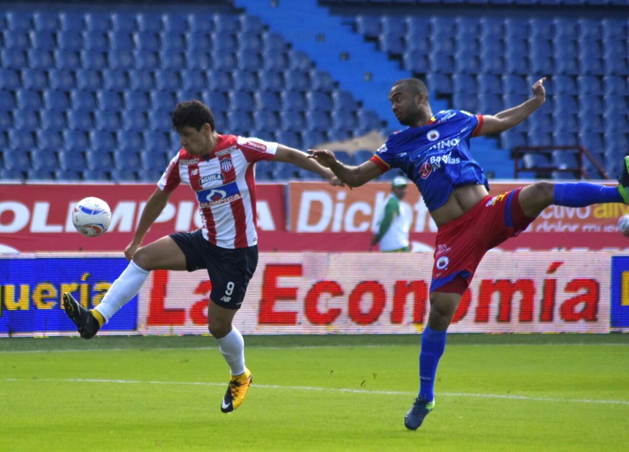 Roberto Ovelar superando a un contrario en una acción ofensiva.