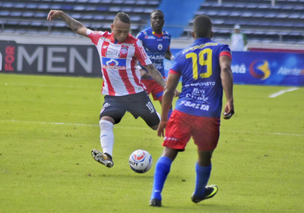 Jarlan Barrera remata frente a la marca de Yonni Hinestroza.