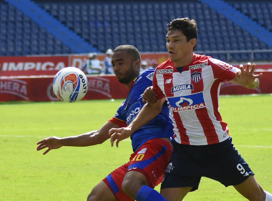 Roberto Ovelar disputando el balón con Javier Reina.