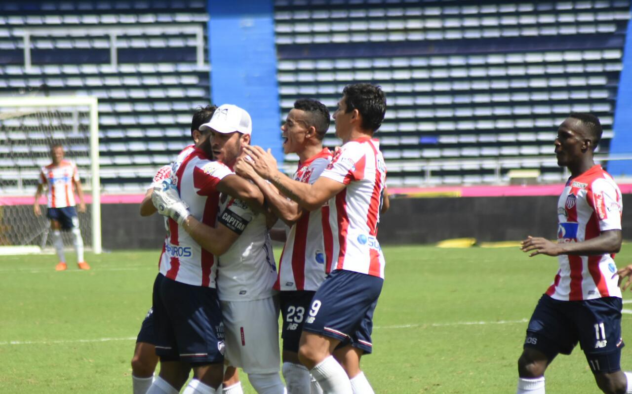 Jugadores junioristas celebran el golazo del capitán Sebastián Viera.