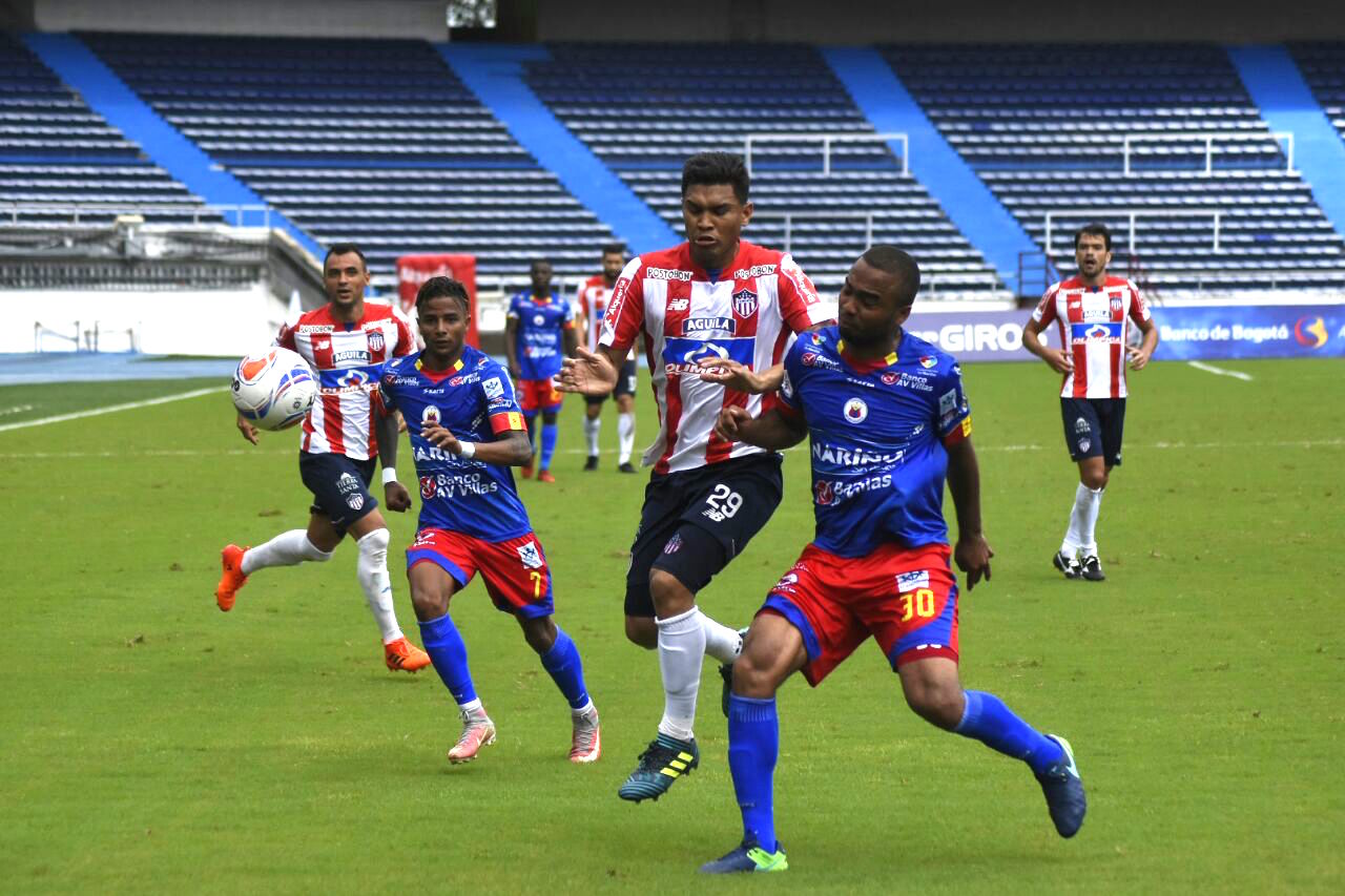 Teófilo Gutiérrez intenta ingresar entre Yesús Cabrera y Luis Payares.