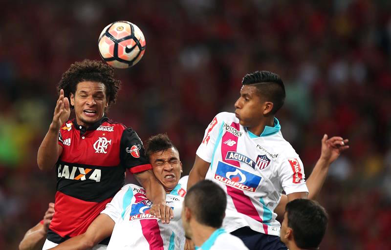 David Murillo y Víctor Cantillo disputando un balón aéreo con William Arao.