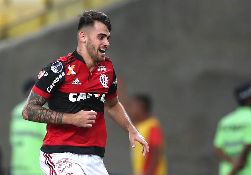 Felipe Vizeu celebra el gol que significó el triunfo para los locales.