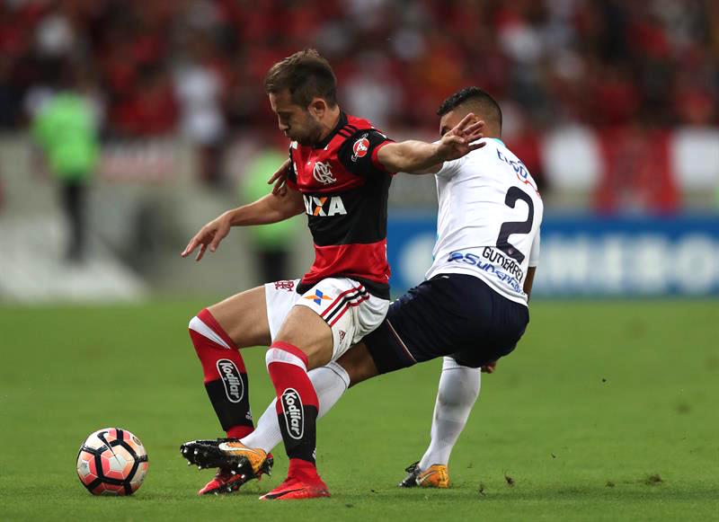 El lateral Germán Gutiérrez, neutralizando a Everton Ribeiro.