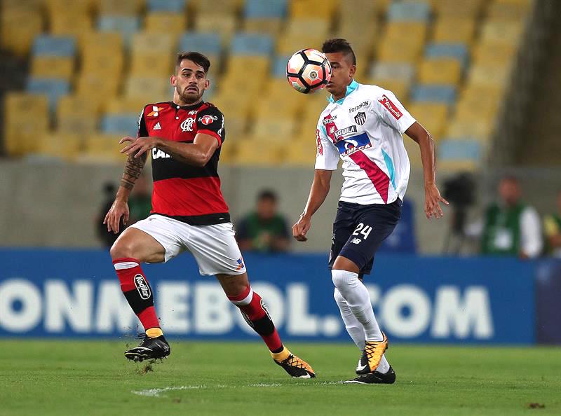 Víctor Cantillo disputando el balón con Felipe Vizeu.