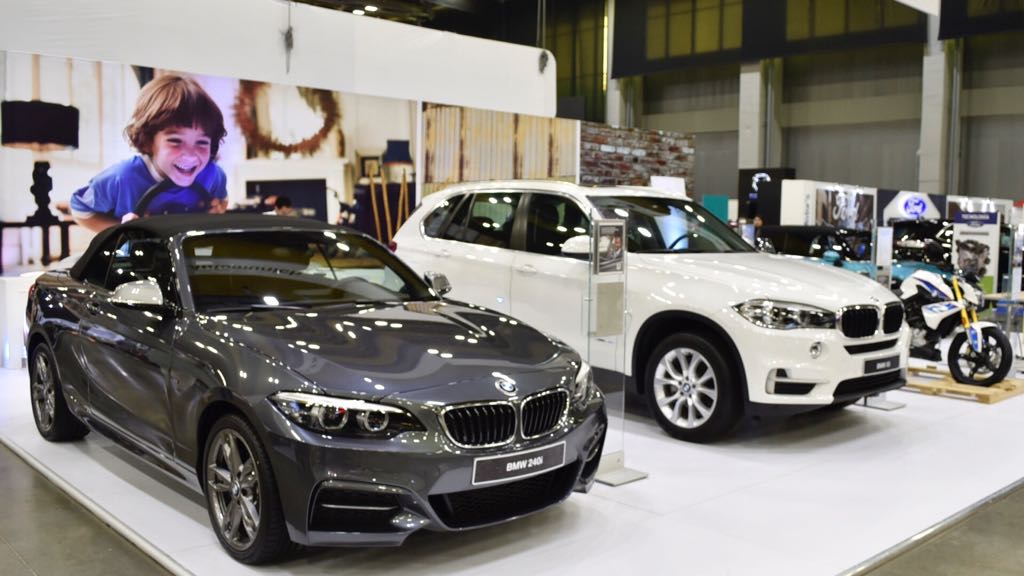 Convertible y camioneta de la marca BMW.