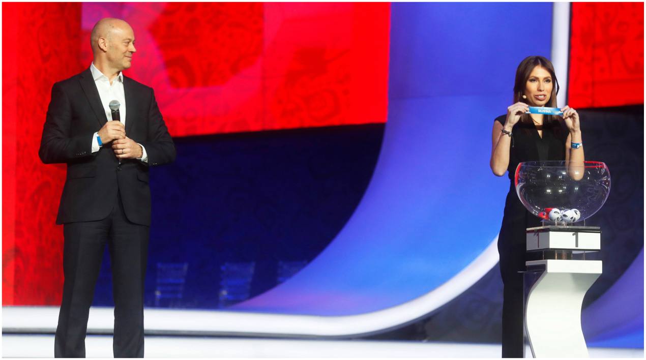  La presentadora Maria Komandnaya (dcha) participa en el ensayo del sorteo de emparejamientos para el Mundial de fútbol 2018.