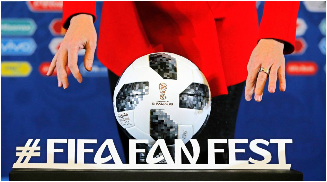 El balón oficial para el Mundial de Rusia 2018, Telstar 18, durante un evento para anunciar a los nuevos embajadores Fan Fest del Mundial 2018.