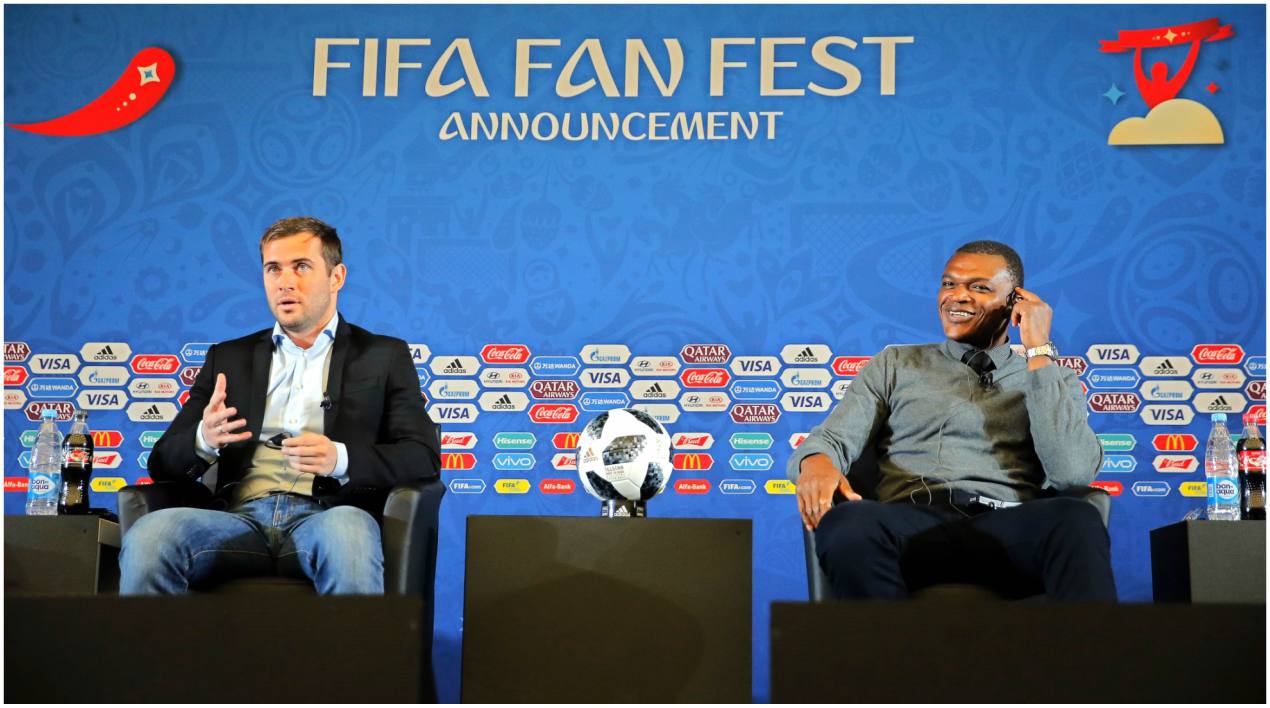 Los exfutbolistas, el ruso Alexander Kerzhakov (i) y el francés Marcel Desailly, asisten a un evento para anunciar a los nuevos embajadores Fan Fest del Mundial 2018 en Moscú.