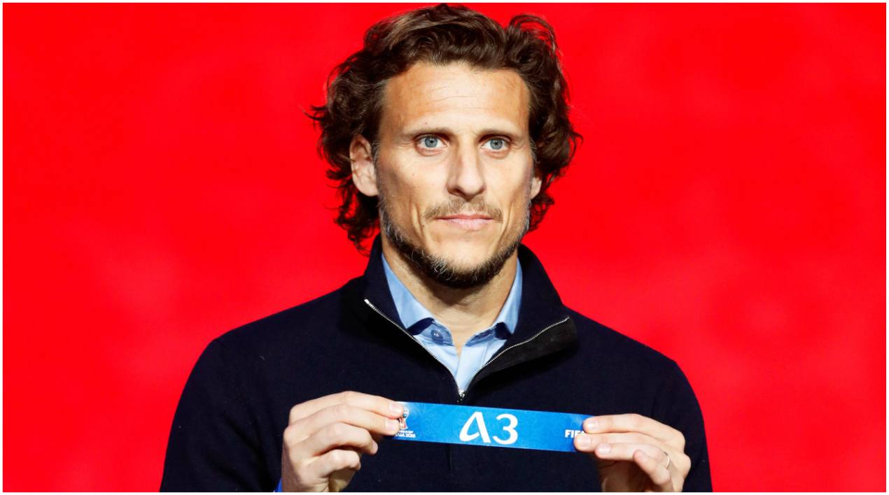 El exfutbolista uruguayo Diego Forlán participa en el ensayo del sorteo de emparejamientos para el Mundial de fútbol 2018.