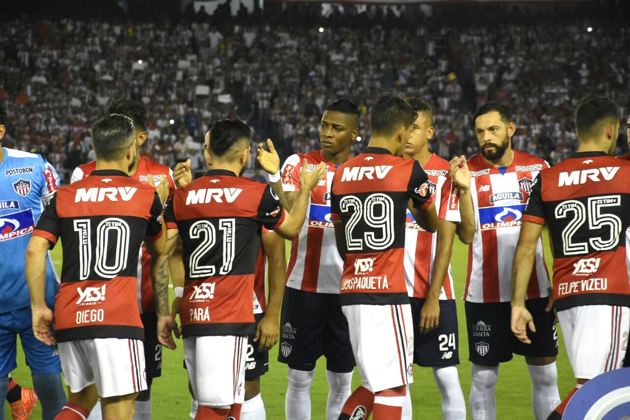 Saludo protocolario de los equipos en la previa del partido.