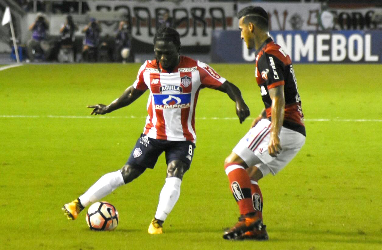 Yimmi Chará domina el balón ante un adversario.