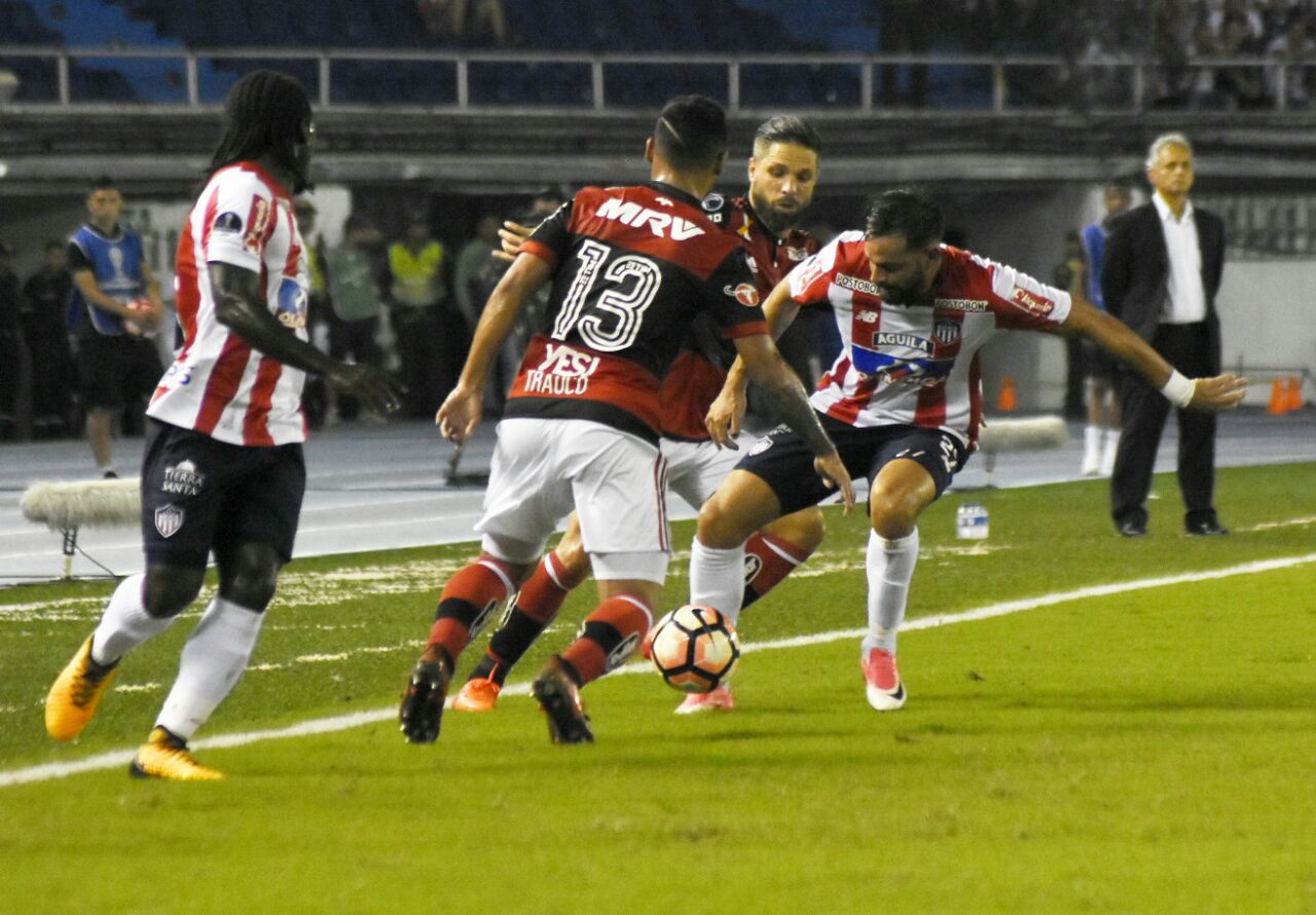Matías Mier y Yimmi Chará enfrentando la marca de Trauco.