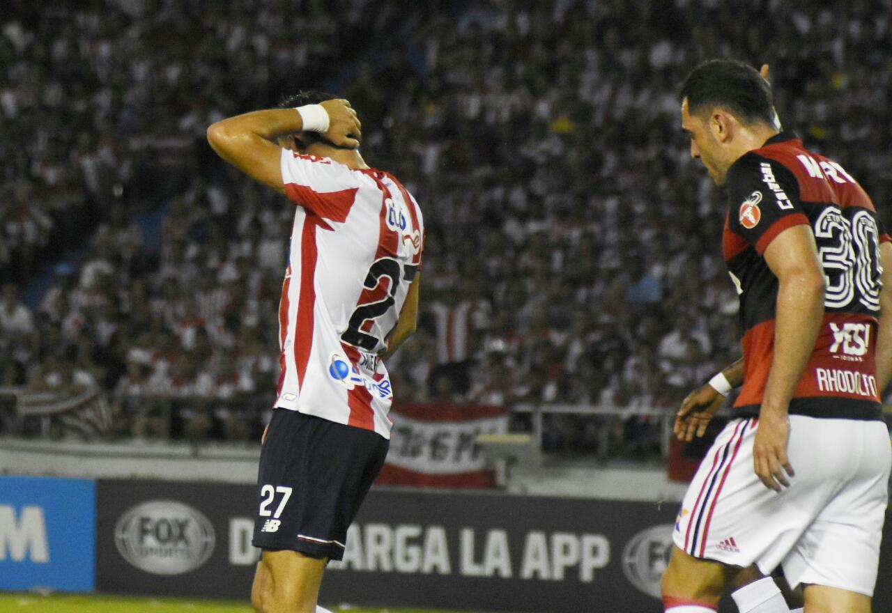 Matías Mier se lamenta de un remate al arco contrario que le salió desviado.