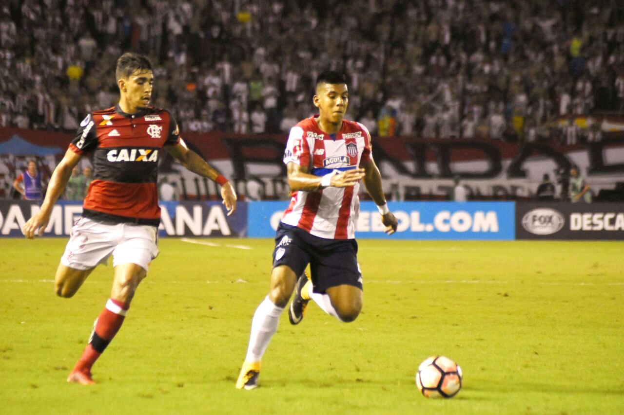 El lateral David Murillo también apoyó en la ofensiva.