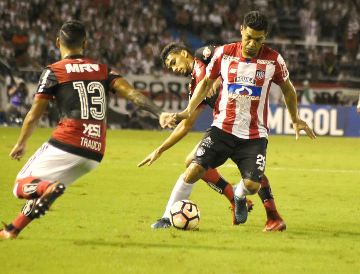 Teófilo Gutiérrez, ante la marca de Trauco.
