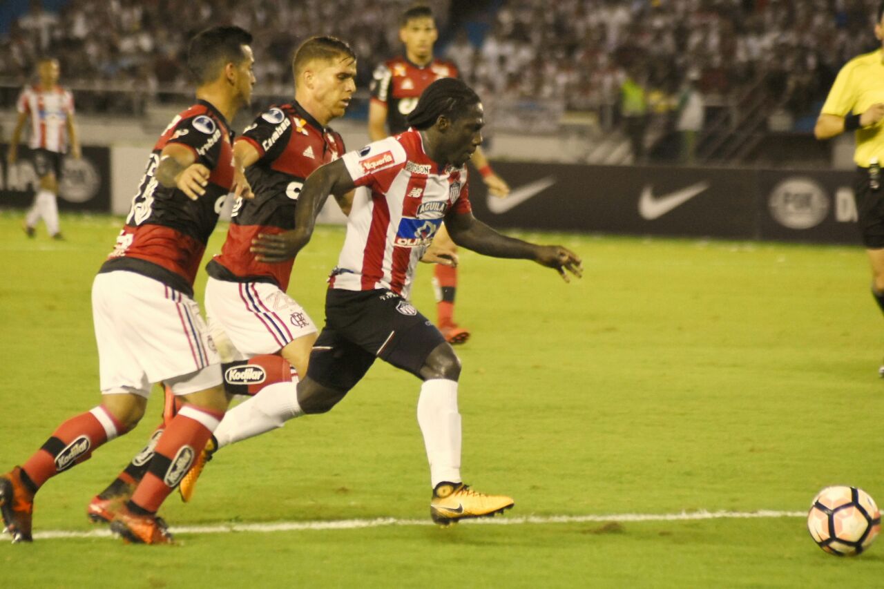 Yimmi Chará supera la marca del volante Gustavo Cuéllar.