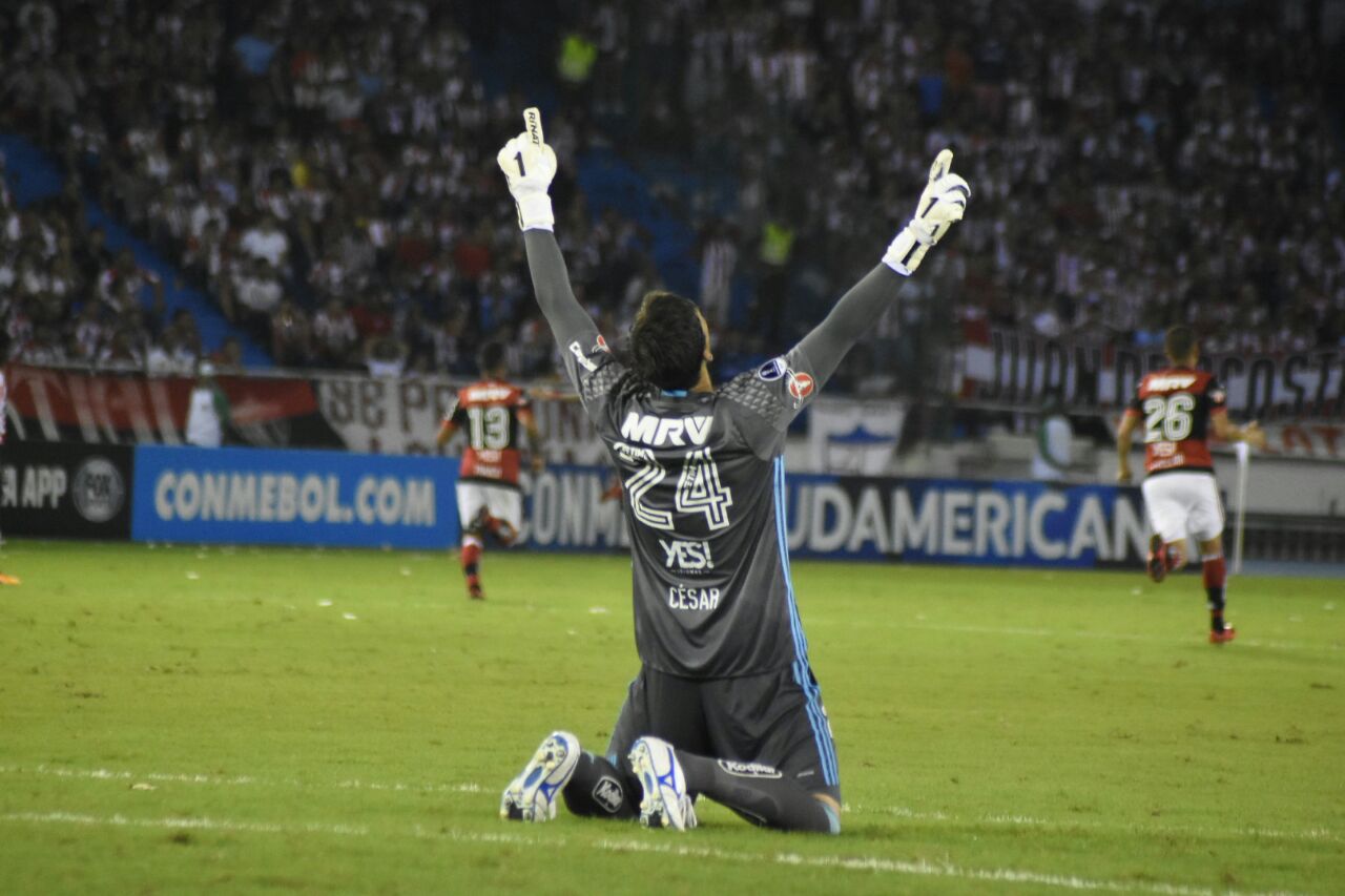 El arquero César, celebrando el primer gol de su equipo.