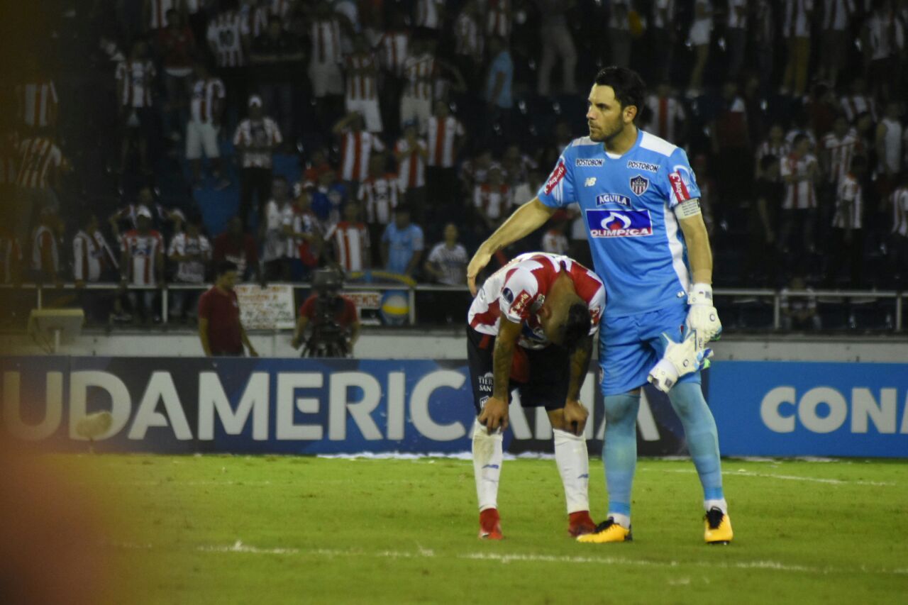 El capitán Sebastián Viera consuela a Jarlan Barrera tras la derrota en el Metropolitano.