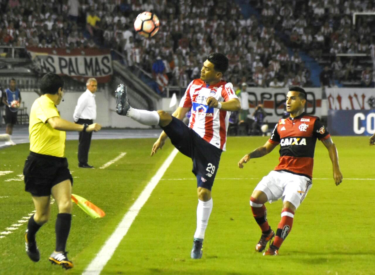 Teófilo Gutiérrez controla el balón ante la marca visitante.