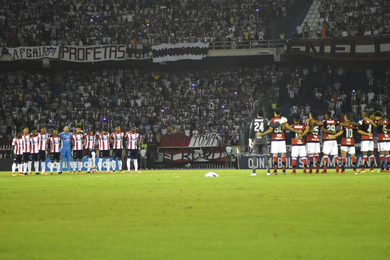 El minuto de silencio por el aniversario de la tragedia del Chapecoense. Al final el Metro quedó silenciado.