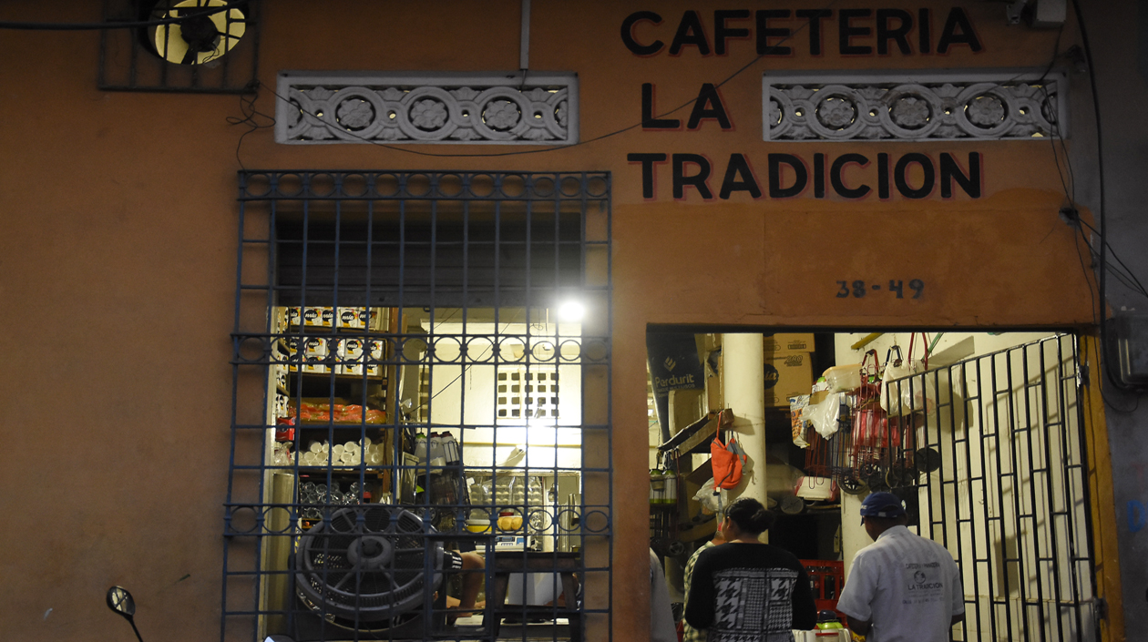 Fachada de la Cafetería La Tradición.