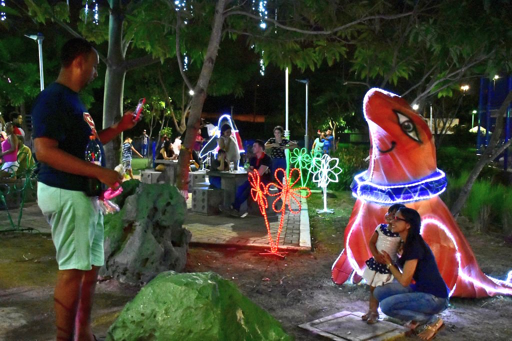 Fotografías para el recuerdo frente al alumbrado navideño.