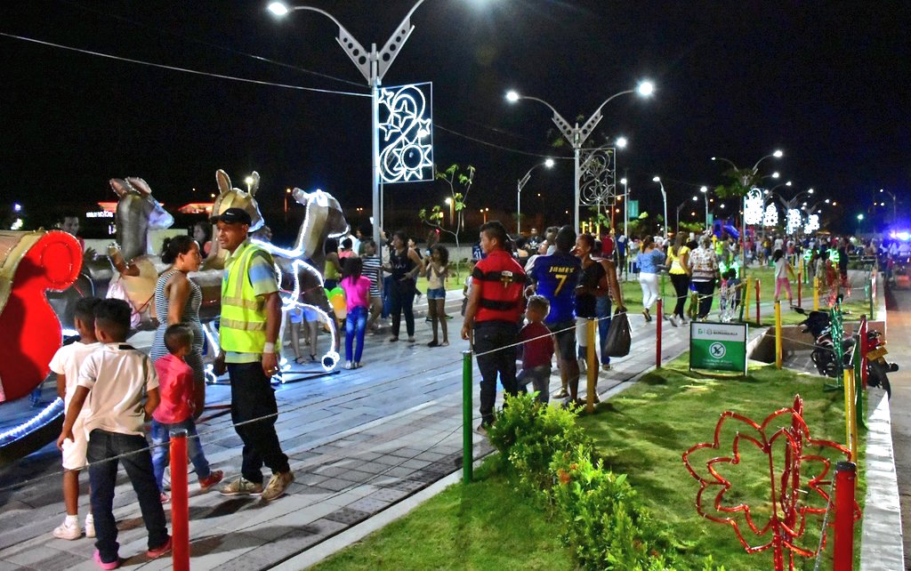 Grandes y pequeños disfrutando de las luces.