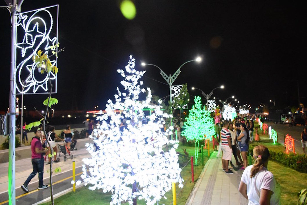 El Gran Malecón del Río también luce alumbrado navideño.